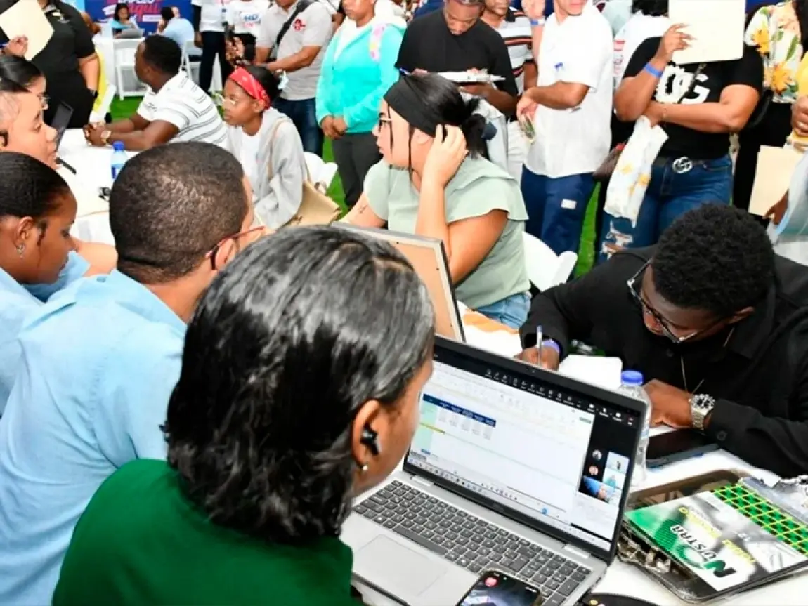 Miles de personas acuden a jornada de empleos turísticos