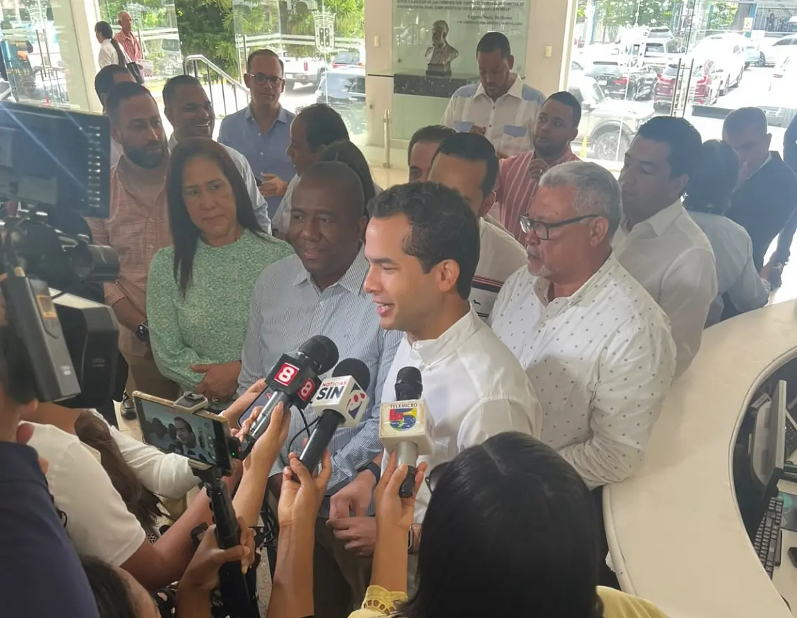 Omar Fernández intercambia  impresiones con concejales de la FP