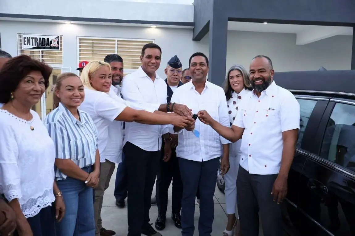 LMD entrega moderno carro fúnebre al distrito municipal de Canca la Reina
