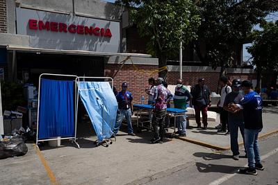 Venezuela comienza a recibir ayuda internacional mientras las muertes se acercan al millar