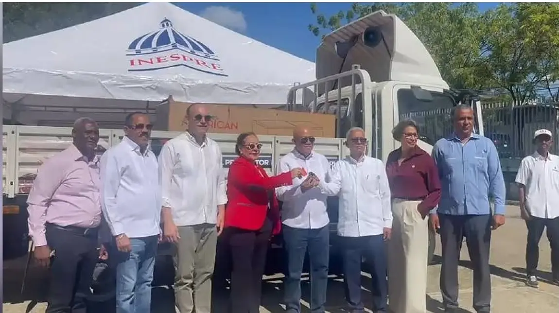 Entregan camión y equipos de refrigeración al Inespre