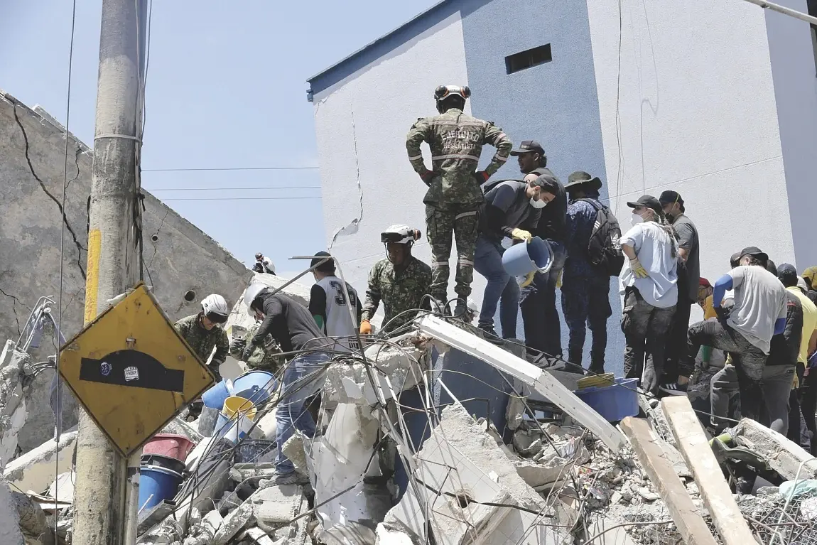 Búsqueda contrarreloj entre los escombros un día después del fuerte terremoto en Colombia