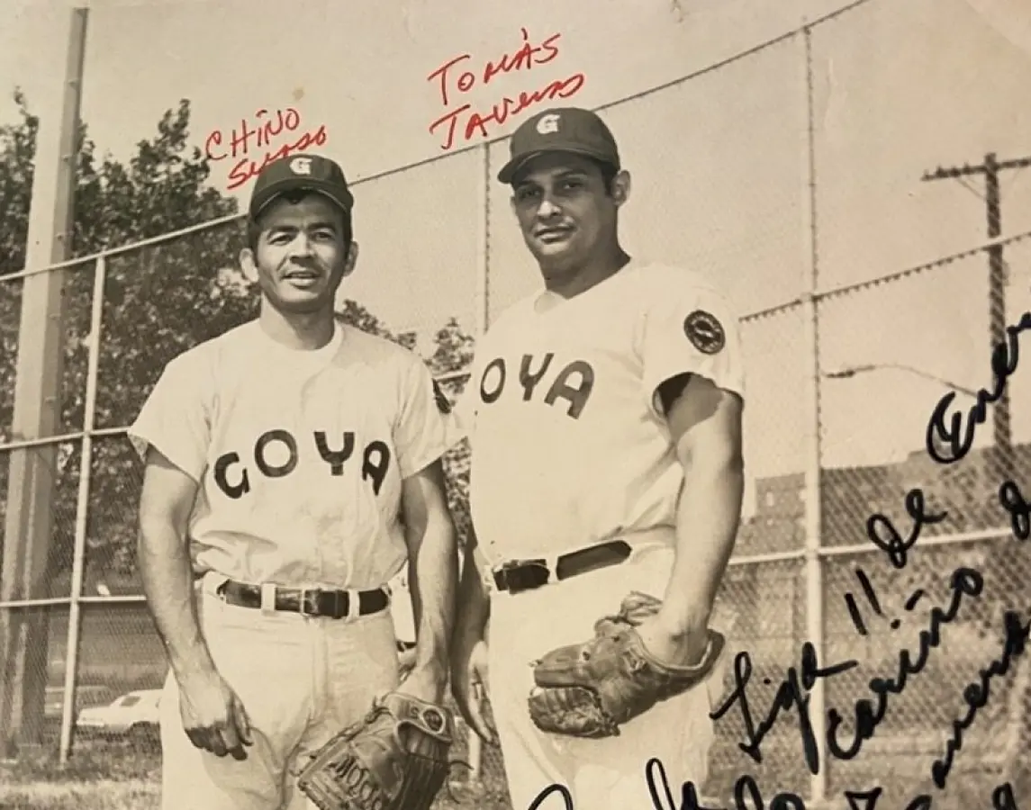 Añeja foto de El Chino Suazo y Tomás Taveras, glorias béisbol