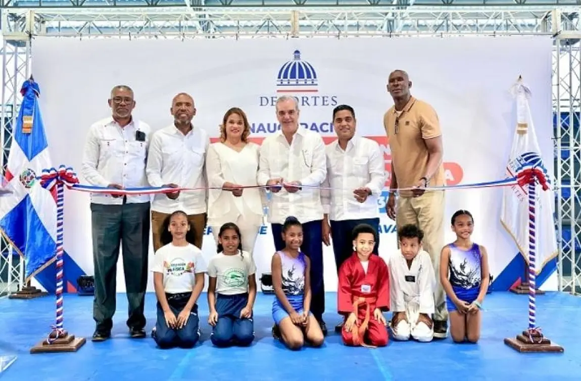 Presidente Luis Abinader y ministro Kelvin Cruz entregan pabellones deportivos  La Romana