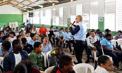 Fundación Reymond imparte charlas Centro Educativo Fermina Altagracia García