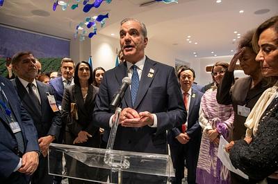 Abinader rechaza continuismo presidencial en Praga