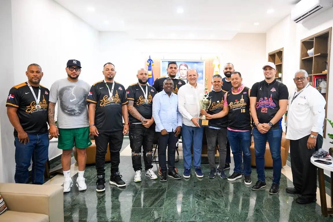 Ulises Rodríguez recibe Santiago Basketball Club campeón en Colombia