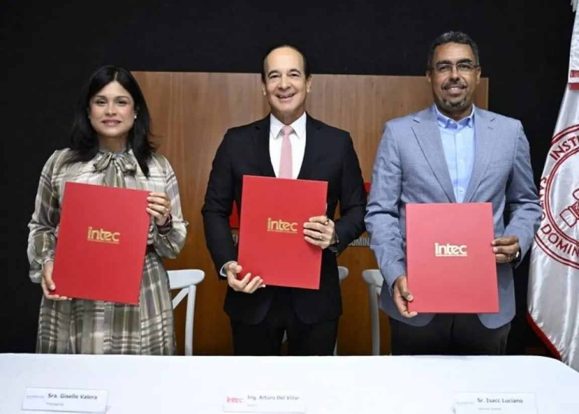 Barrick Pueblo Viejo realiza aporte a Intec para adquisición aparato alta precisión