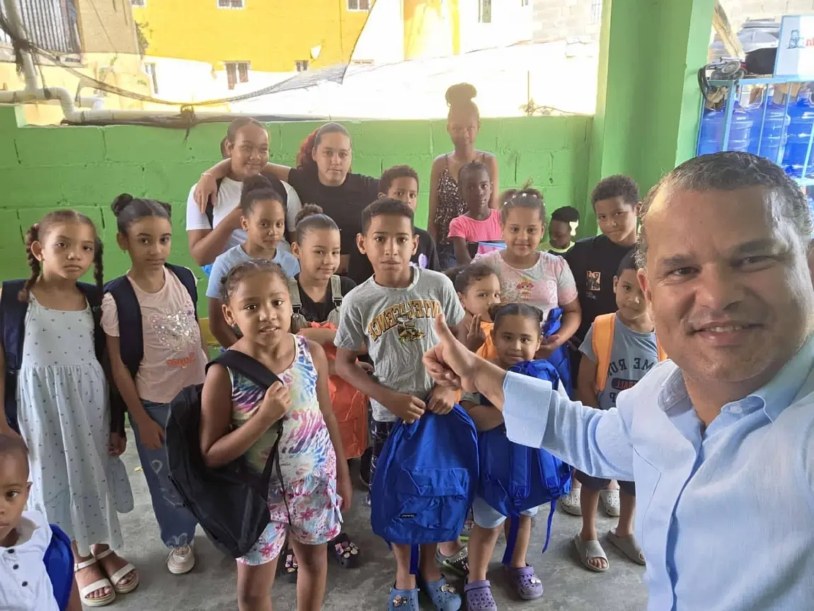 Fundación entrega útiles escolares a niños de escasos recursos