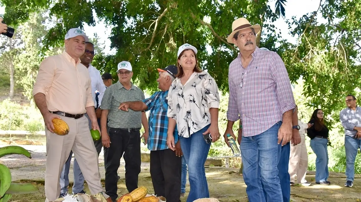 Ministro de Agricultura visita Asociación de Caficultores de Villa Trina