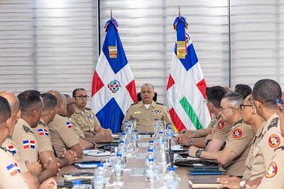 Ministro de Defensa revisa planes de seguridad y defensa nacional