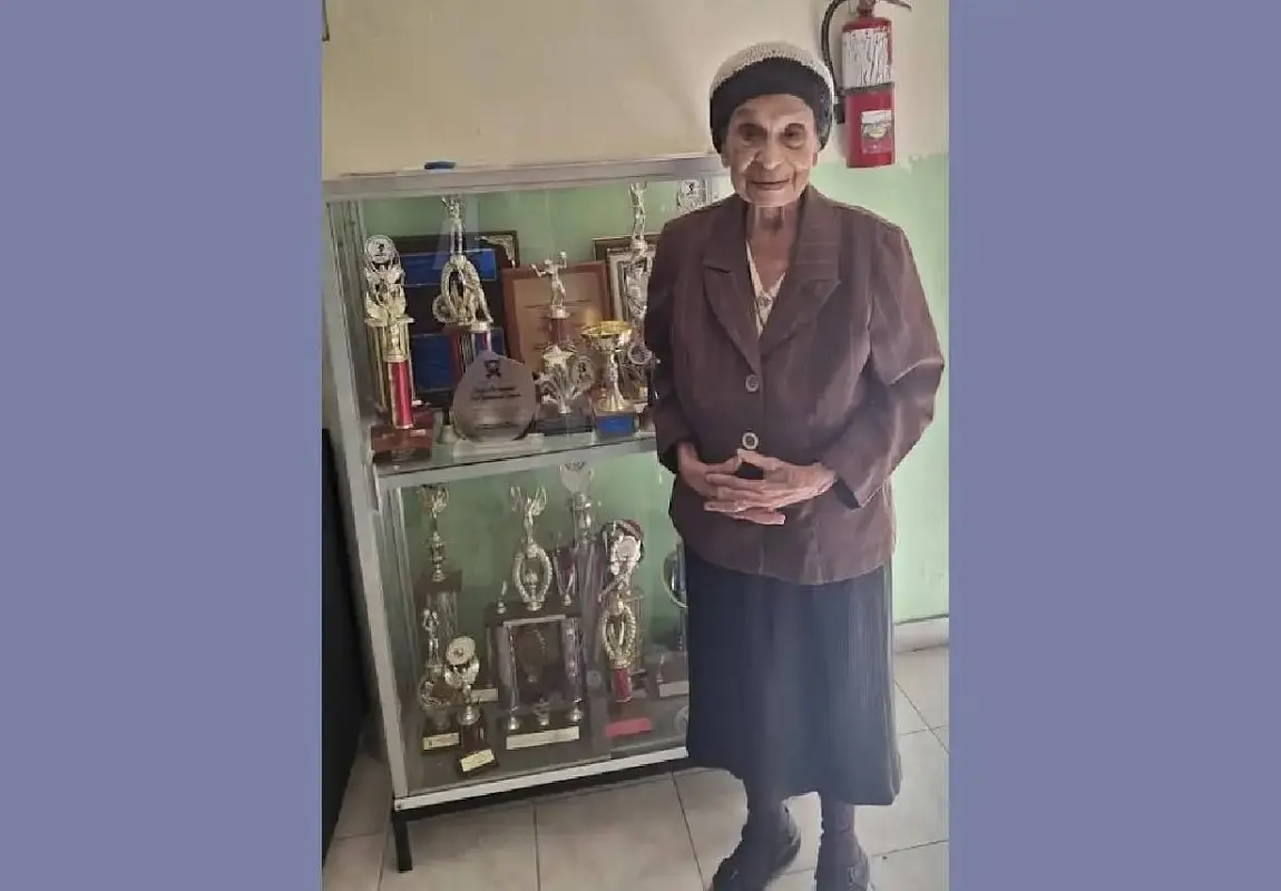 Maestra celebra 101 años con llamado a la empatía y solidaridad humana