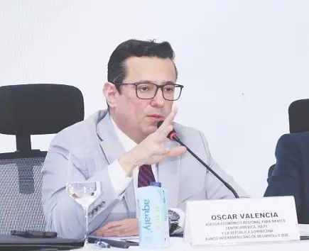 Asesor del BID alerta sobre bajo crecimiento y caída de la inversión en la región