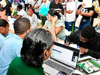 Miles de personas acuden a jornada de empleos turísticos