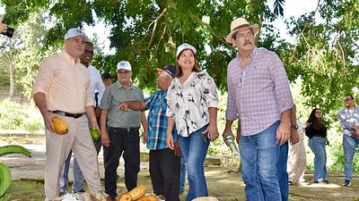 Ministro de Agricultura visita Asociación de Caficultores de Villa Trina