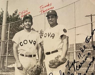 Añeja foto de El Chino Suazo y Tomás Taveras, glorias béisbol