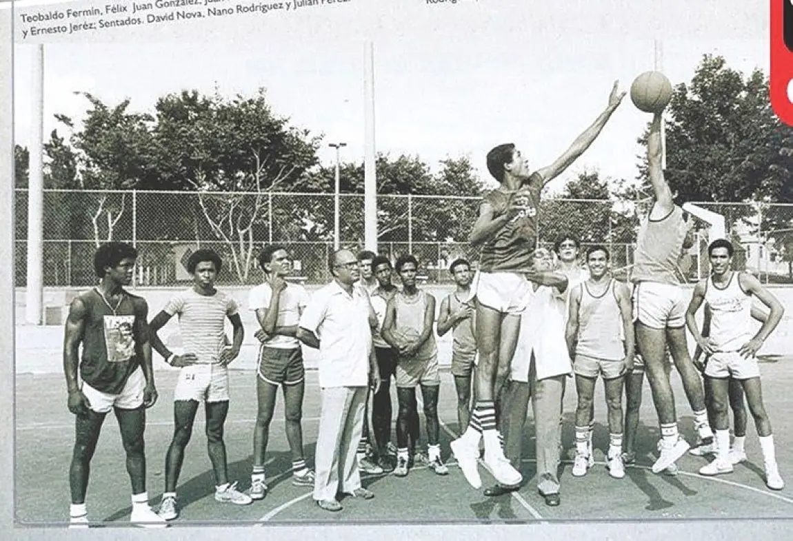 El lente de Pedro Genaro captó a Ernesto Jerez jugando baloncesto