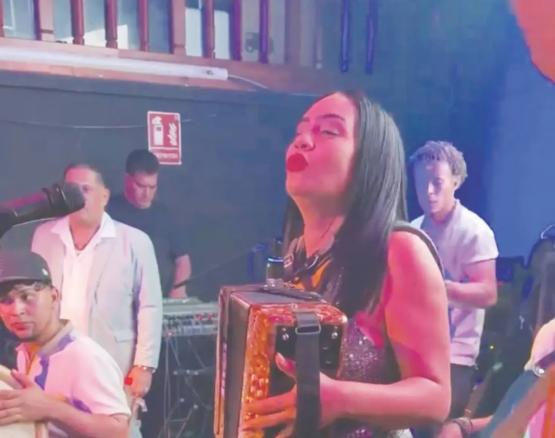 Raquel Arias lleva el merengue típico al continente europeo