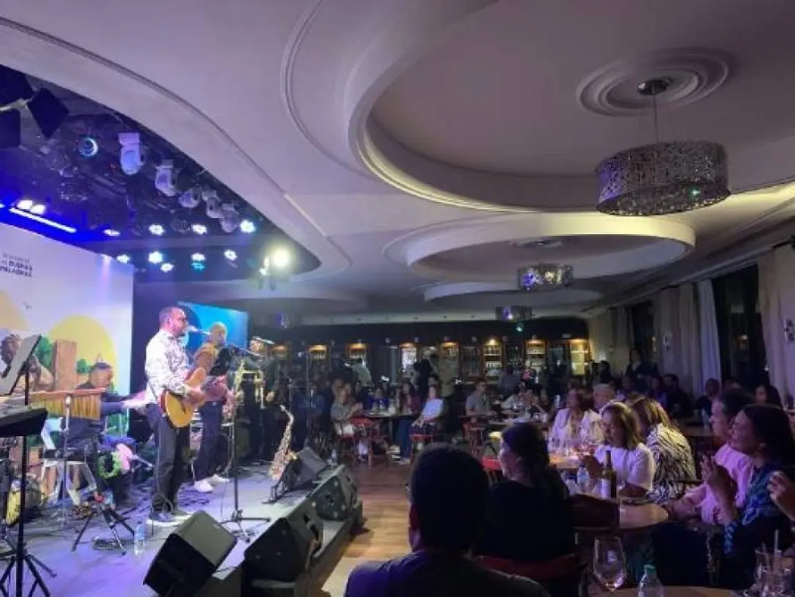 Samuel González se presenta con éxito Feria Internacional del Libro