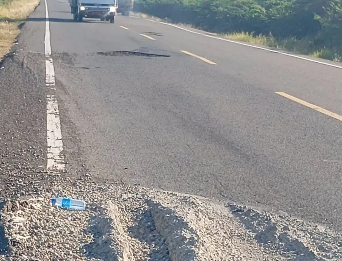 Reclaman reparación de baches en carretera Montecristi-Dajabón