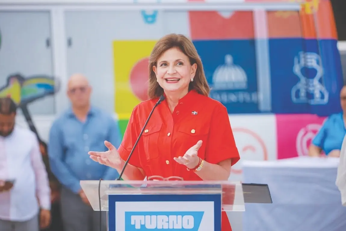 Raquel Peña entrega 15 autobuses para fortalecer transporte universitario en el Cibao