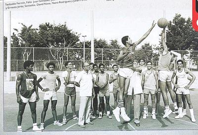 El lente de Pedro Genaro captó a Ernesto Jerez jugando baloncesto