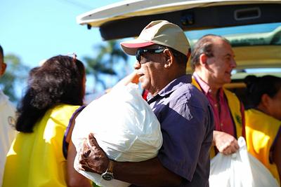 Empresario Michel Brukirer y Club de Leones  entregan alimentos a familias necesitadas en Sosúa