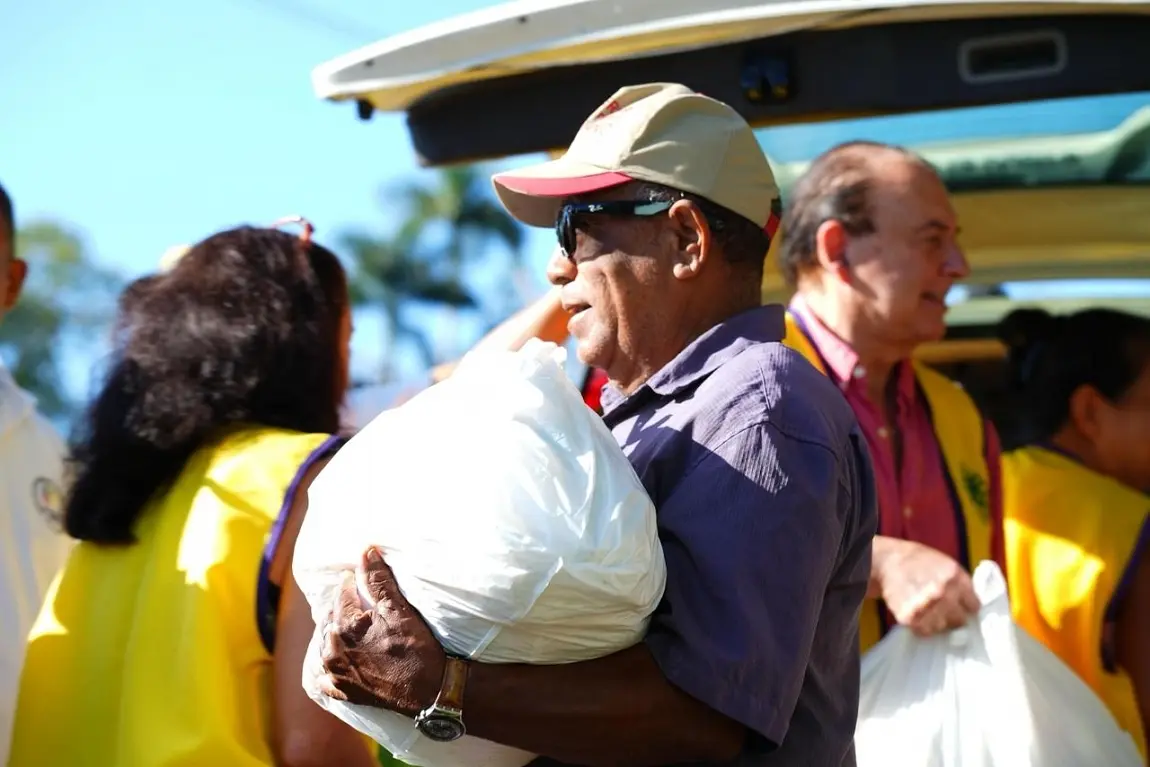 Empresario Michel Brukirer y Club de Leones  entregan alimentos a familias necesitadas en Sosúa