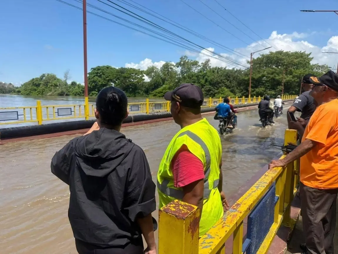 Cierran puente sobre río Yaque debido a inundaciones