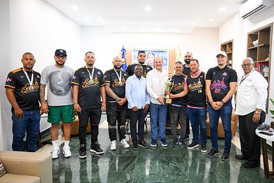 Ulises Rodríguez recibe Santiago Basketball Club campeón en Colombia