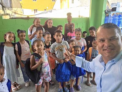 Fundación entrega útiles escolares a niños de escasos recursos