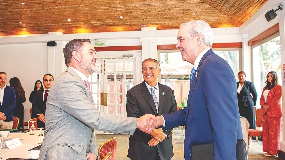Abinader promueve inversiones ante empresarios en Costa Rica